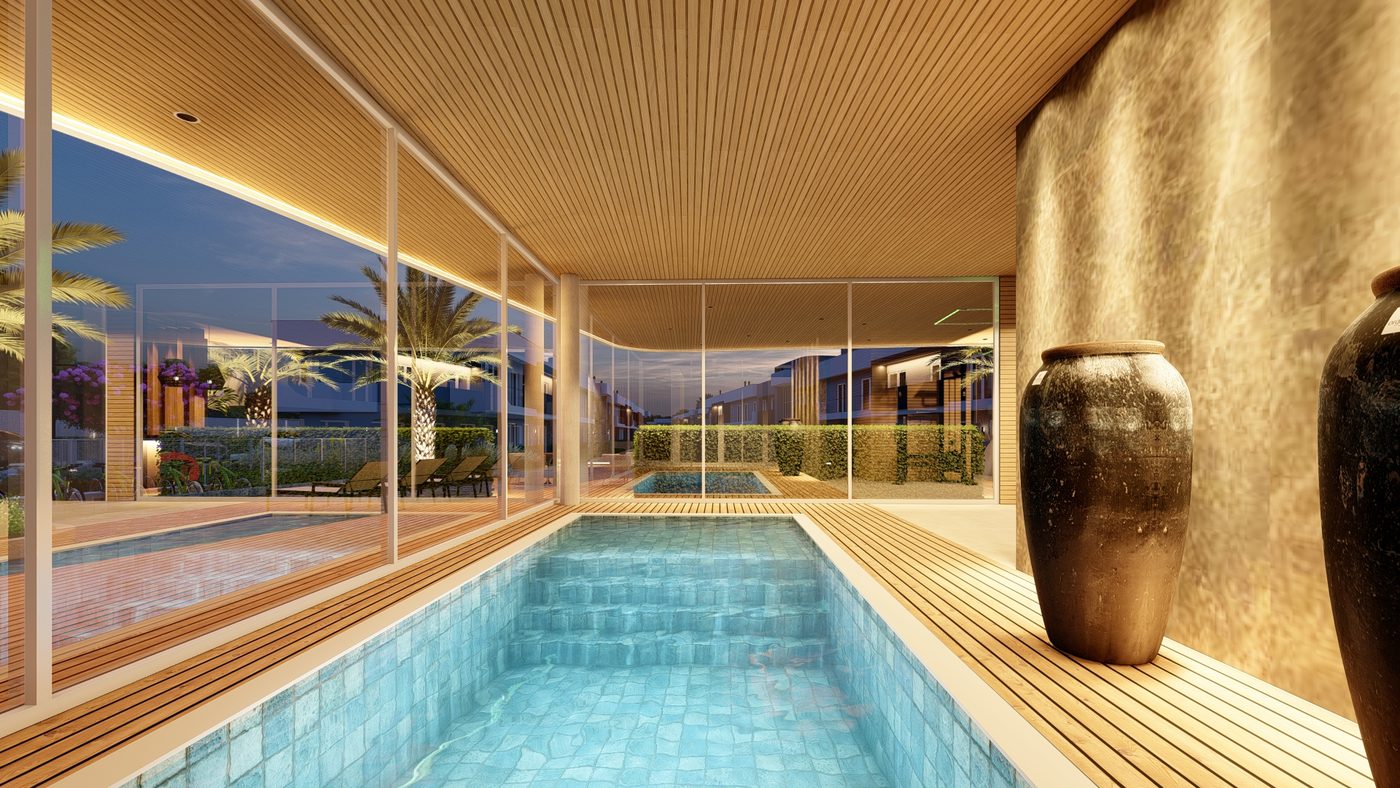 Piscina coberta e aquecida, com parede de pedra e teto ripado de madeira