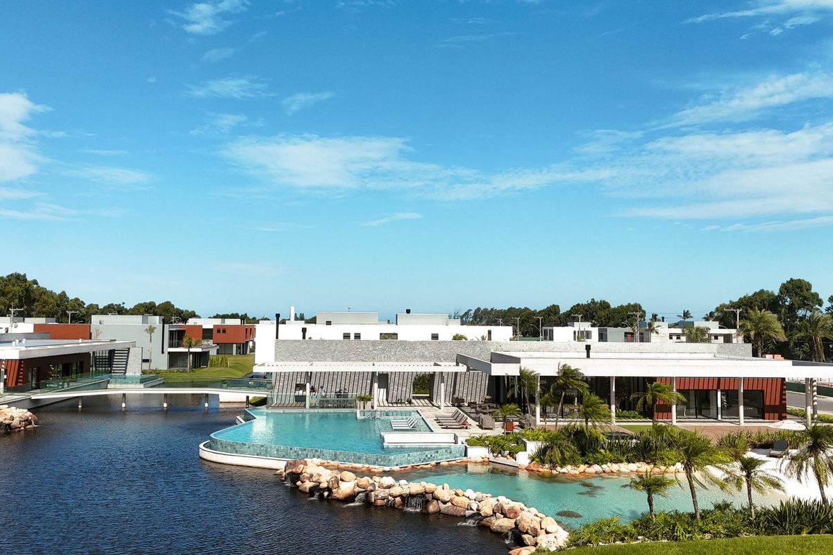 Amaná — clube às margens do lago, com prainha de areia