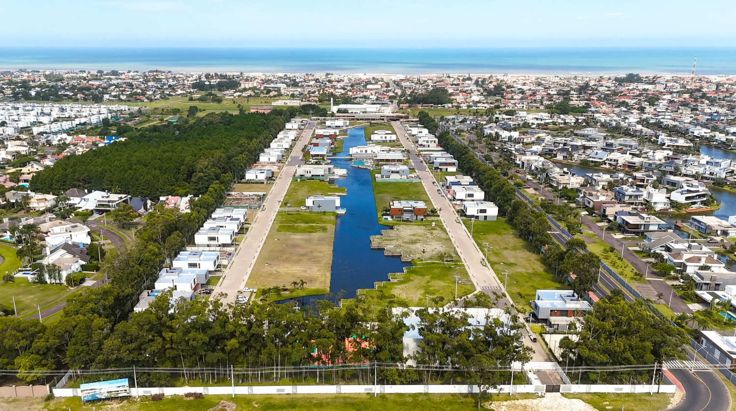 Vista aérea do condomínio inteiro, com o mar ao fundo