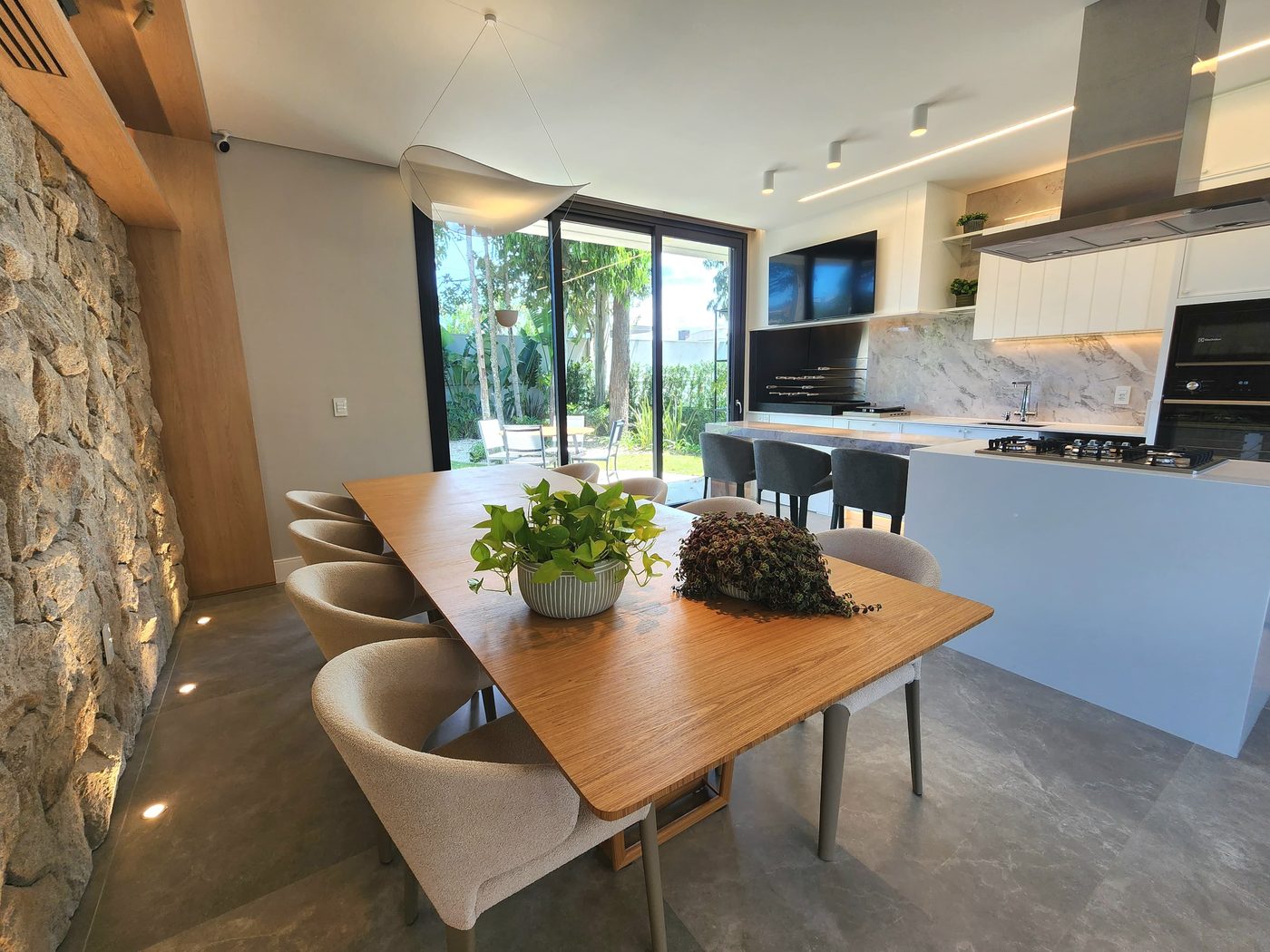 Sala de jantar com mesa de madeira e adega embutida