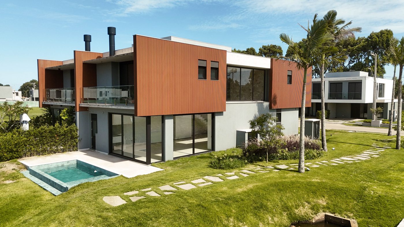Casa de dois pavimentos com piscina no jardim