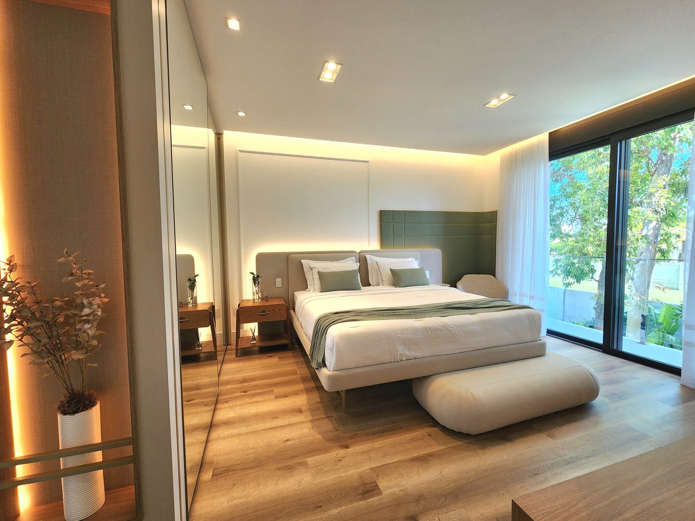 Suíte com cama de casal e janela para o verde