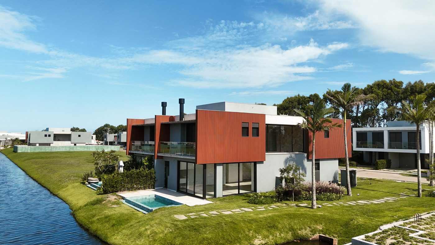 Casas à beira do lago vistas de fora