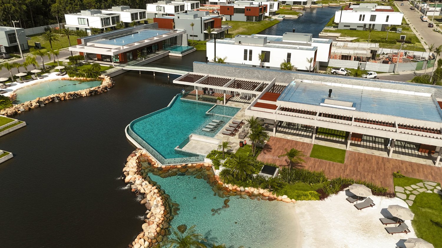 Vista aérea do clube com o lago e as casas em volta