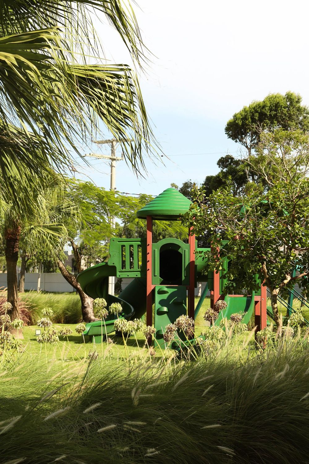 Playground de madeira entre a vegetação