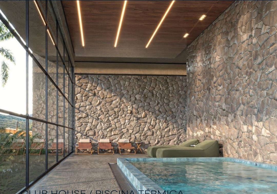 Piscina térmica coberta, junto a uma parede de pedra
