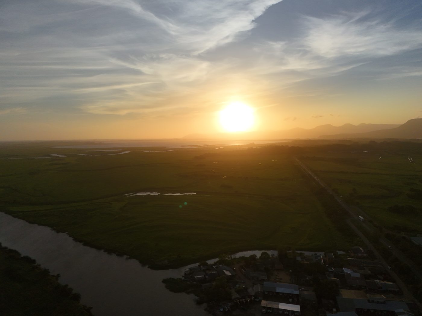Curva do rio ao pôr do sol, vista de cima