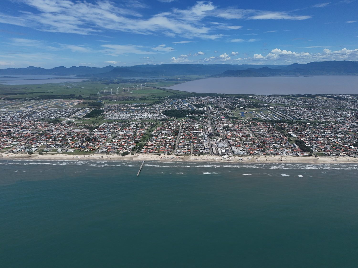 Beira-mar de Atlântida vista do alto, com a praia e o casario