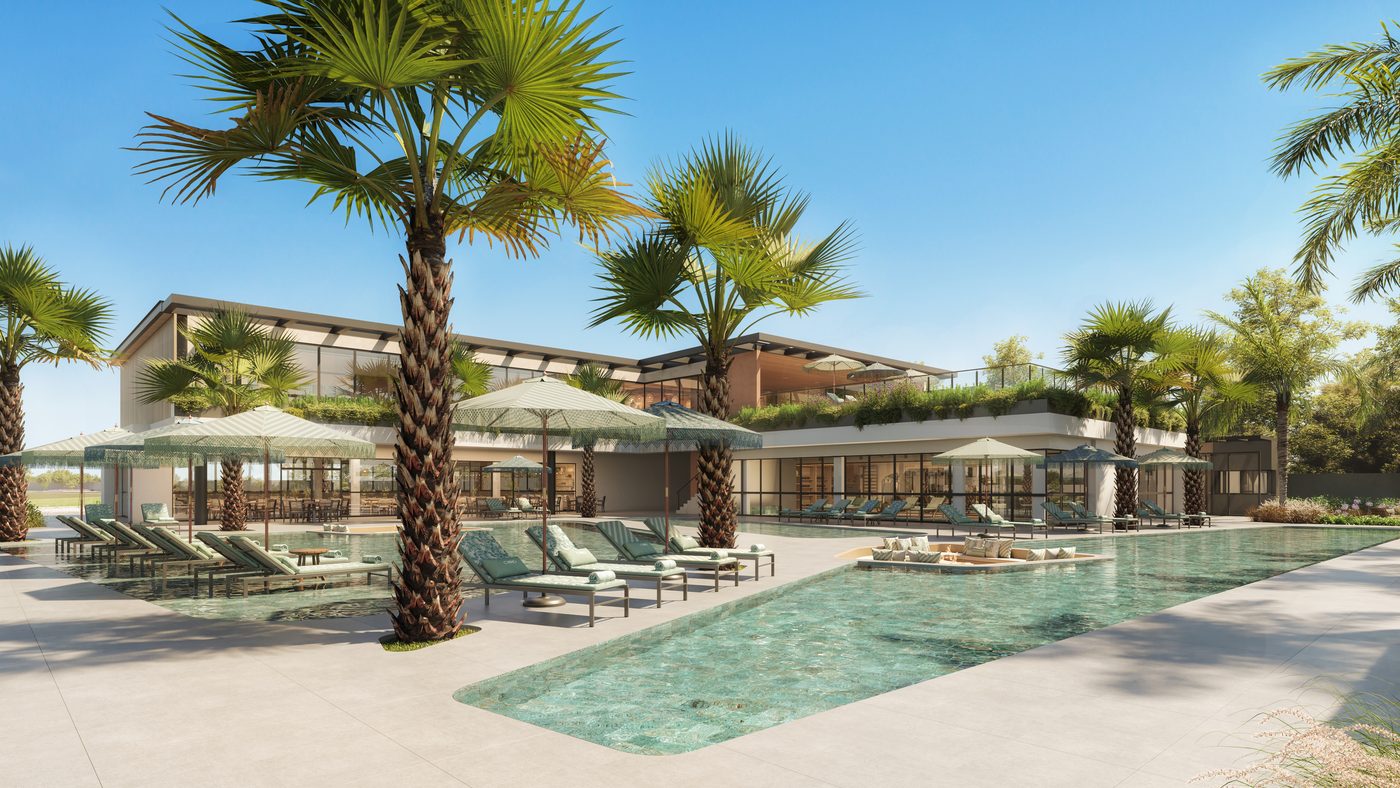 Conjunto de piscinas do clube, com palmeiras e deck de madeira