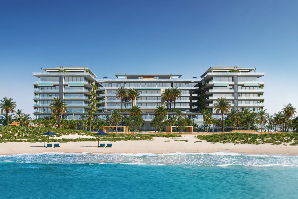 Ilhas Resort — fachada beira-mar com praia artificial