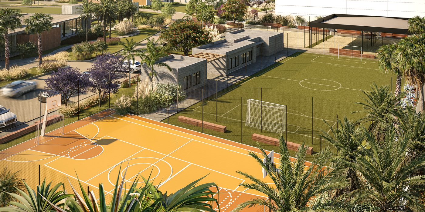 Área esportiva com quadra poliesportiva laranja e campo de futebol