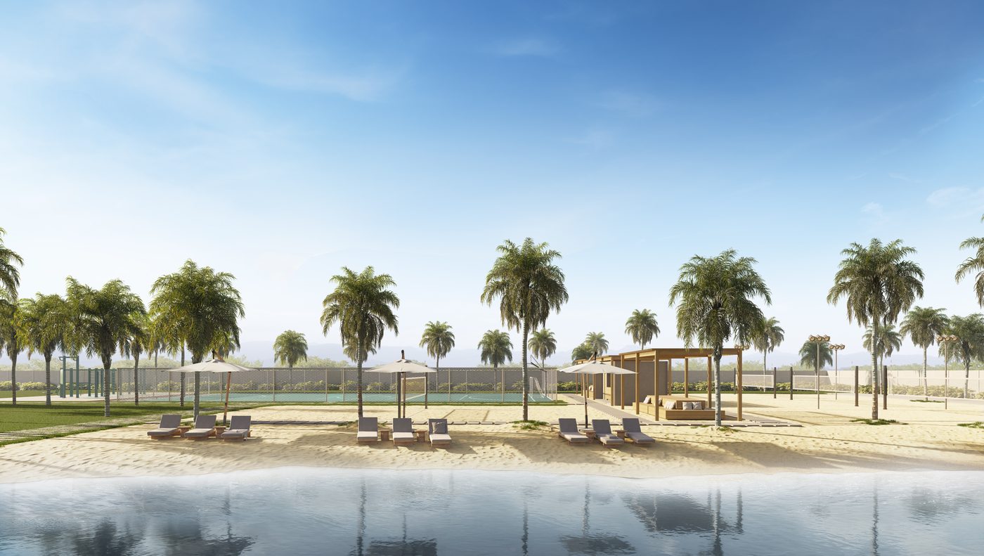 Faixa de areia à beira da piscina, com quadras ao fundo