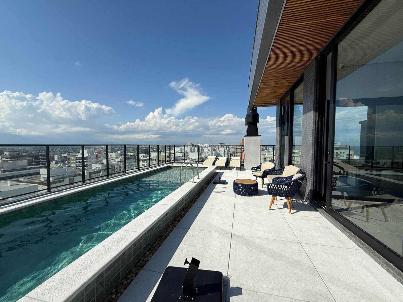 Piscina do rooftop do View Residence, com a cidade e o mar ao fundo