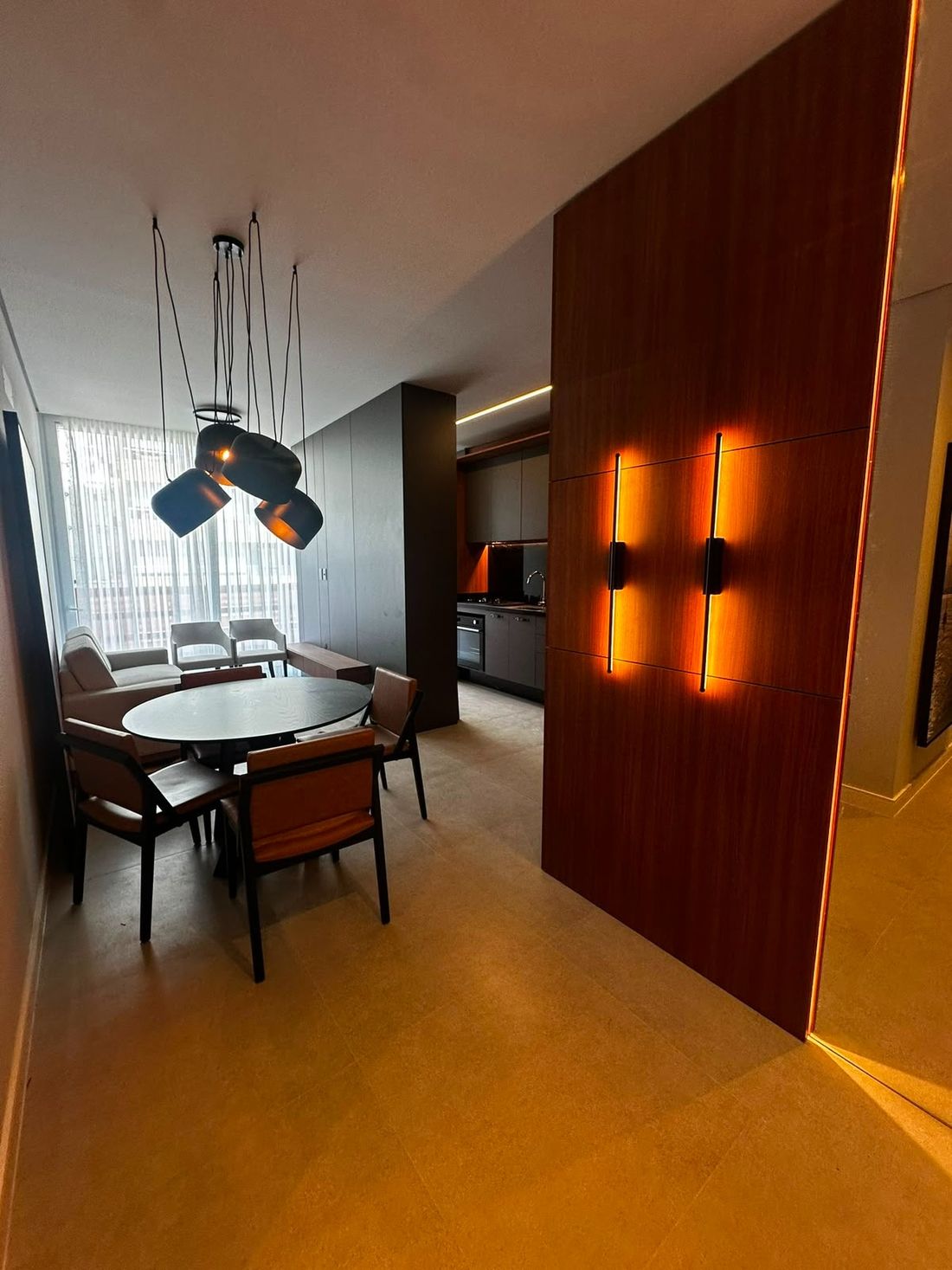 Sala de jantar do apartamento decorado, com painel de madeira